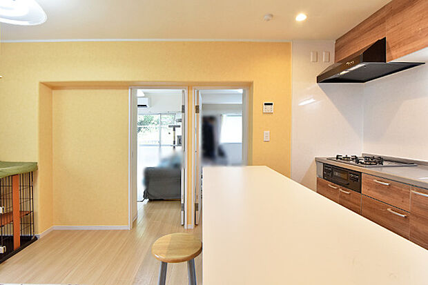 壁に沿ってキッチンを配置することで、ダイニングルームのスペースを広く活用することができます。