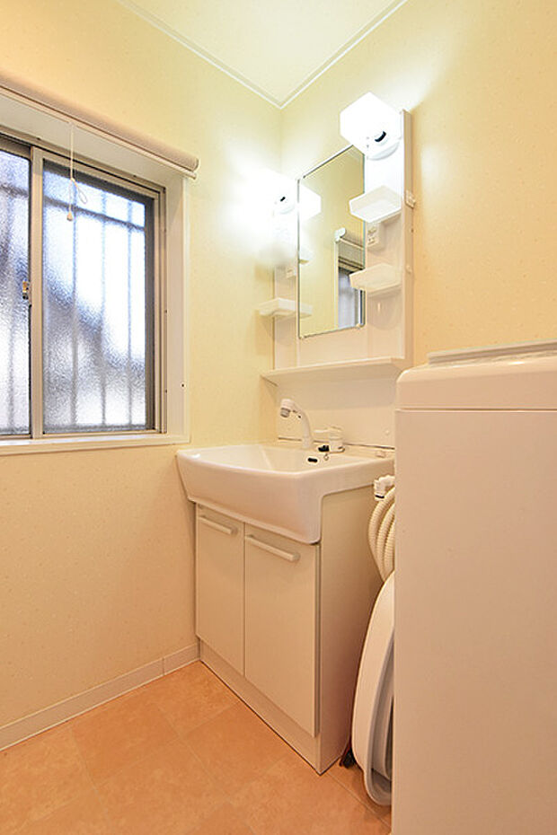 洗面室は窓があり明るく開放感があります。窓から外の風を取り込んで換気ができるためカビ対策にもなります