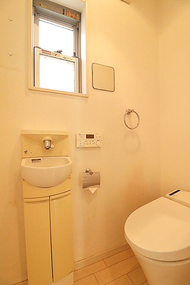 換気も可能な小窓付。 スタイリッシュで掃除がしやすく、機能性も優れたタンクレストイレです。 