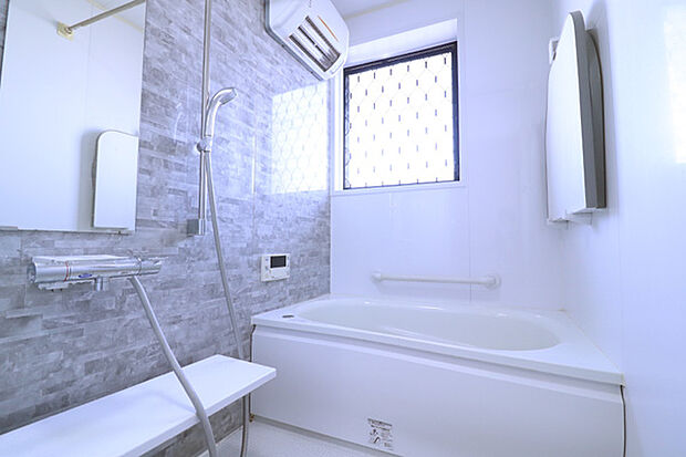 2階浴室。滑りやすいバスルームには、浴槽の出入りをサポートする手摺りを設置。