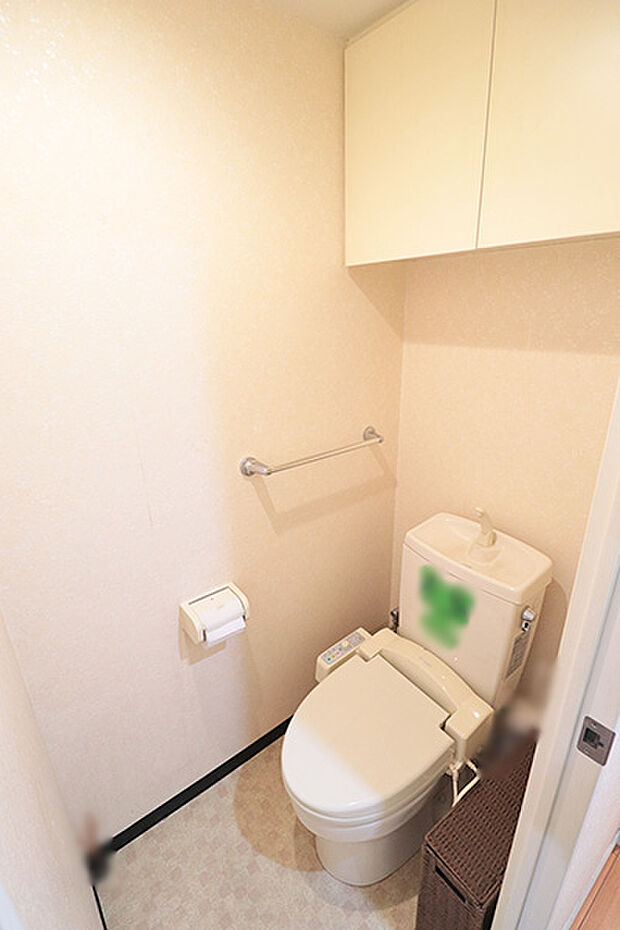 トイレには快適な温水洗浄便座付きです。