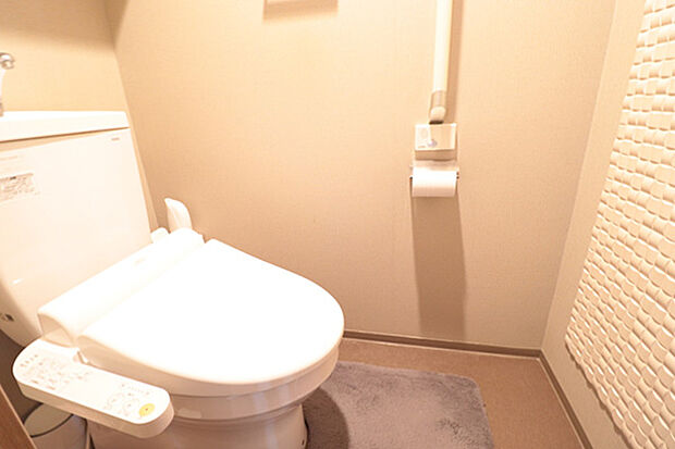 温水洗浄便座付きトイレです。トイレにもエコカラットが設置されております。