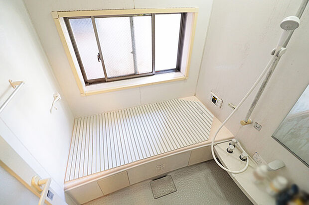 湿気が溜まりやすい浴室も大きな窓があるから安心です