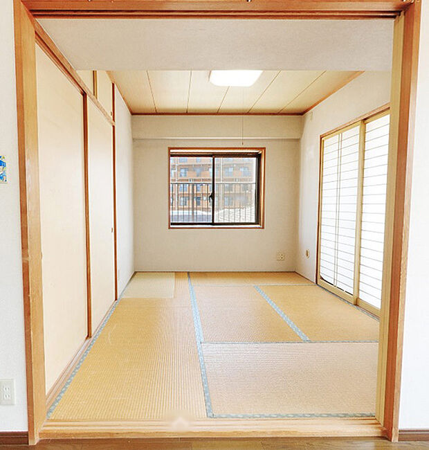 和室6帖。二面に窓があり明るく、ゆったりと寛ぐことができます。