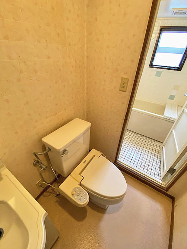 3階トイレ。 各階にトイレ有！階段を降りずに済むため、高齢者の方にも便利です