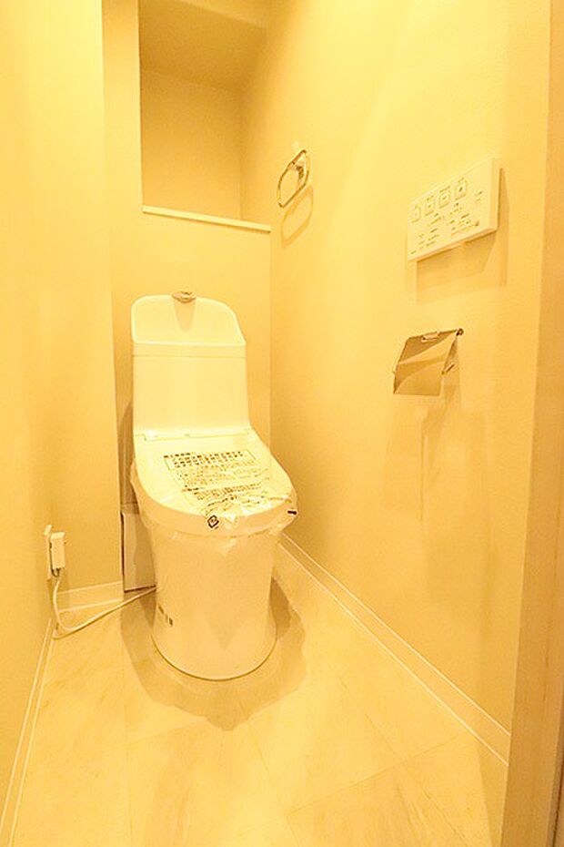 こちらも新規交換済みの温水洗浄便座付トイレ。