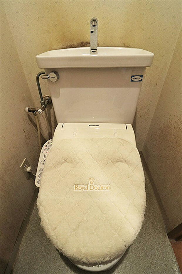 室内（2023年4月）撮影／ウォシュレット機能付き洗浄便座トイレ。