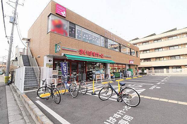エントランスの道路向かいには、日々の生活に便利な「まいばすけっと戸田公園駅前店」約10ｍ。