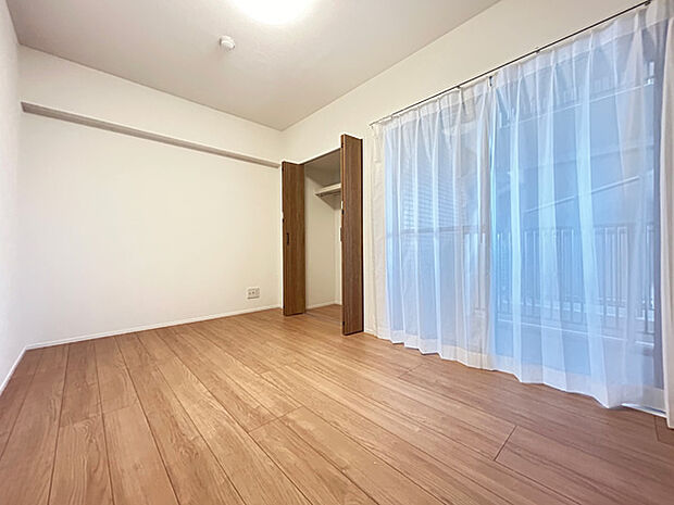 約5．9帖の居室。シンプルな造りで柱などがなくデッドスペースなくお部屋を有効活用できます。