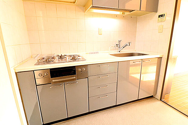 半個室型のキッチンは周りを気にせずお料理や作業に没頭でき、収納も豊富です。