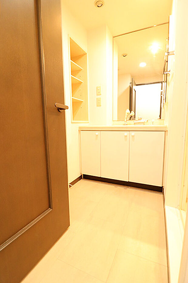 ゆったりとした広さ洗面室。白を基調にした清潔感ある洗面室です。