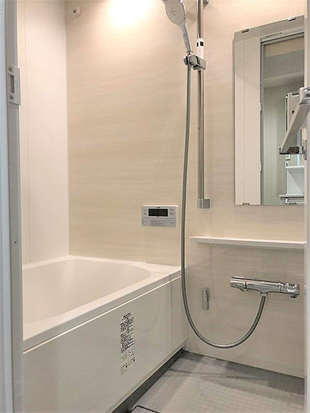 追い焚き機能・浴室乾燥機付きのユニットバス。シャワーの位置の調節も可能。