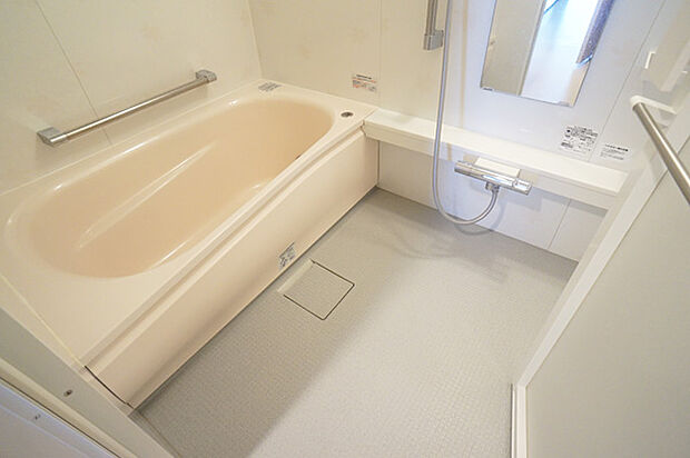 ホワイトで明るく清潔感のある浴室　取っ手付きなので湯船への出入りが安全スムーズです