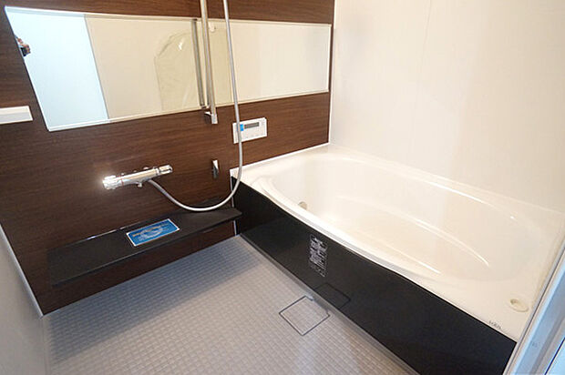 1418サイズのゆったりとした浴室　アクセントパネルは落ち着いた雰囲気を感じさせます