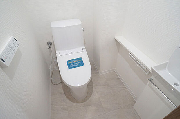 トイレも交換済　手洗いカウンターが設置されすっきりとした空間です
