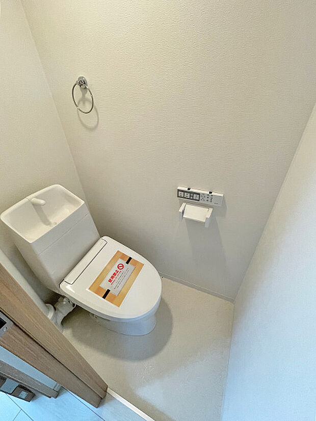 白を貴重とした、清潔感あるトイレ