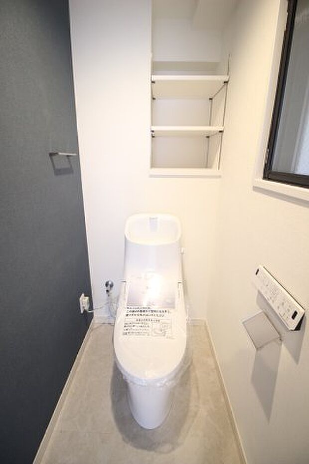 温水洗浄便座付きのトイレも新規交換済！後ろに棚があり、ここにも小窓があります