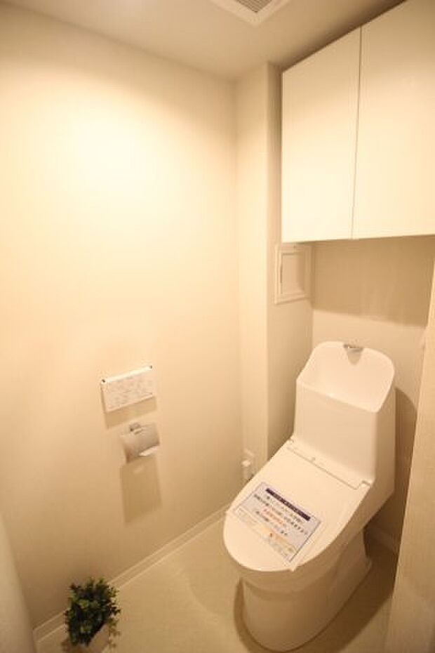 トイレももちろん新品交換済！温水洗浄便座付きで、後ろには吊戸棚も用意されています　