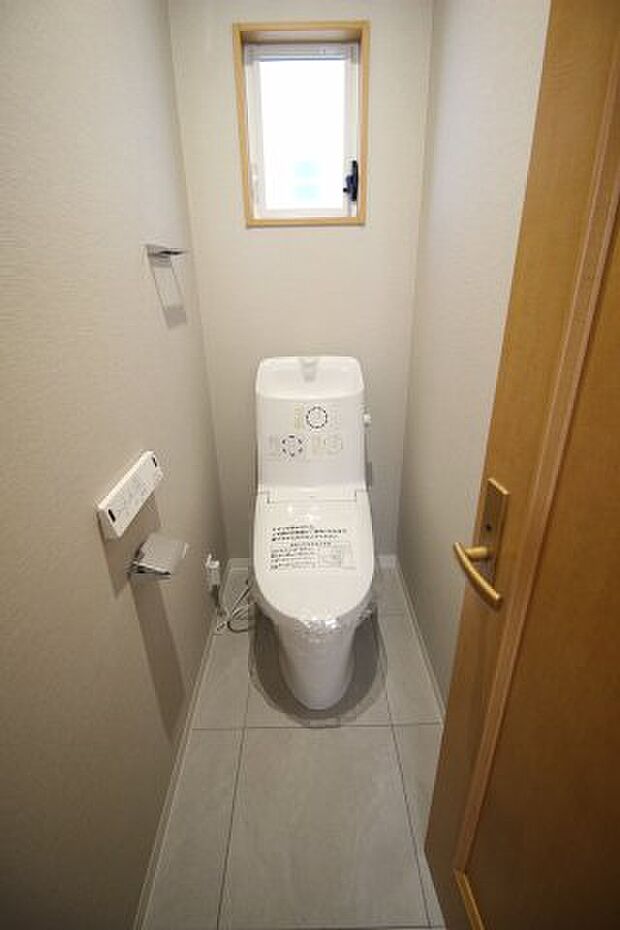 トイレは1階にあります。こちらも新規交換済で、温水洗浄便座付きです