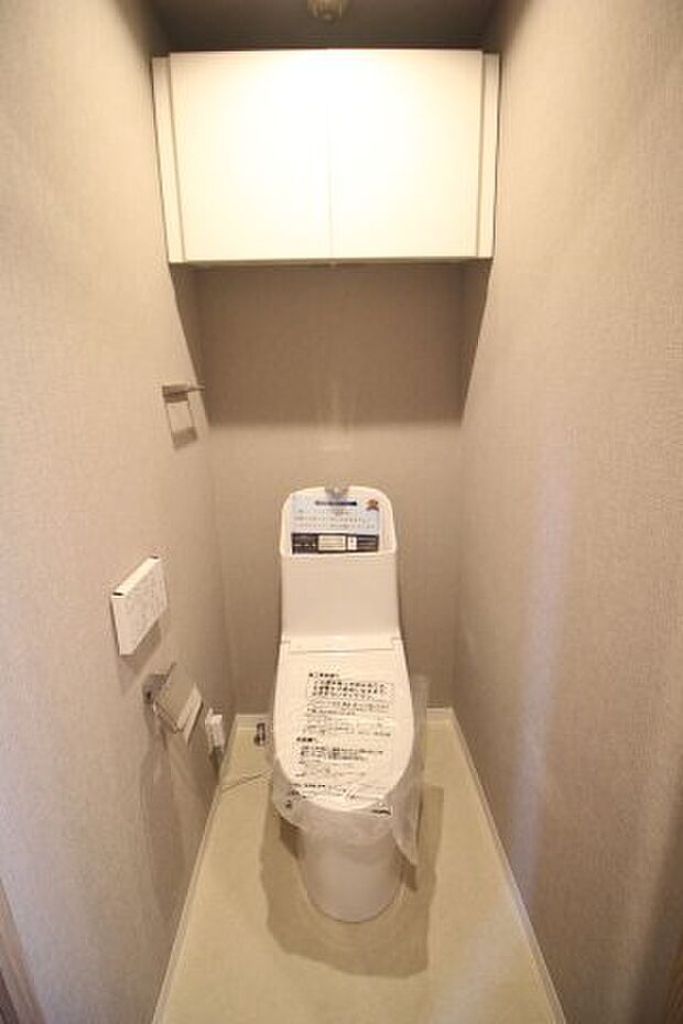 温水洗浄便座付きのトイレも新品です。吊戸棚もありますよ