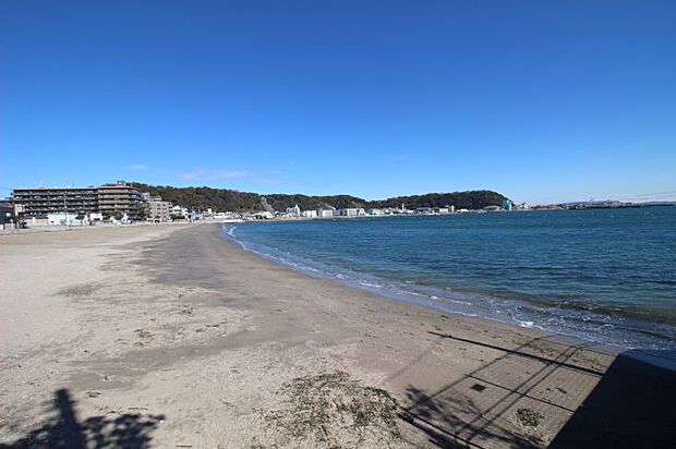久里浜海岸まで徒歩1分(110m)と、毎日気軽に海辺のお散歩を楽しめる近さです