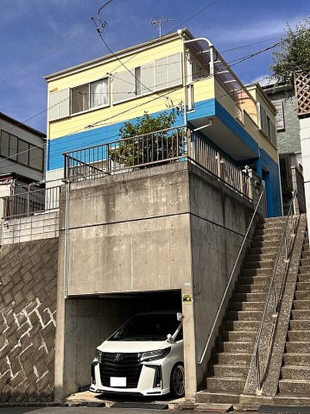 3LDKの中古戸建。ハイルーフ車が駐車可能な地下車庫付き（車種による）。2階居室2部屋から富士山を望む事ができる。お家にいながら霊峰富士を眺める事のできるまるで展望台のようなお家です。
