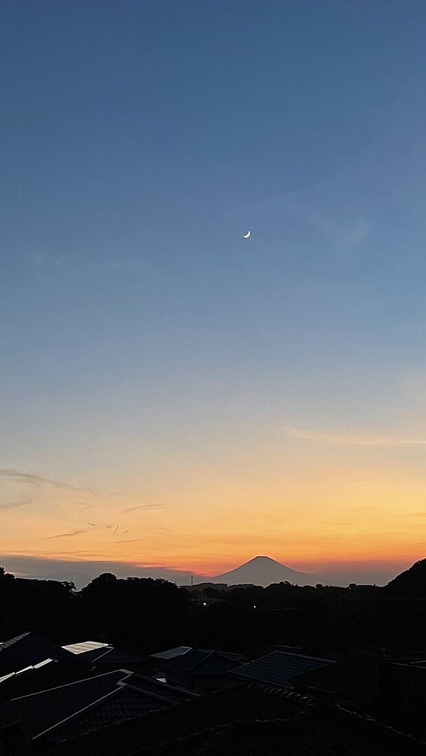 2階居室からは霊峰富士を望む事ができる贅沢な景色が広がっております。高台に位置しておりますので、開放感があります。風通し、日当たり、眺望良好の三拍子揃ったおすすめぼ物件です。是非一度ご見学下さい。
