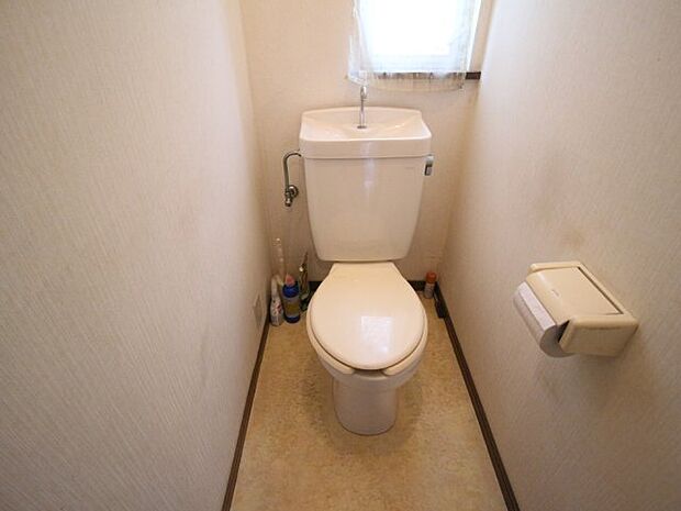 トイレは1階、2階の2か所に付いてます。シャワートイレは付いておりませんので、リフォームをご希望の際はお気軽に申し付け下さい。