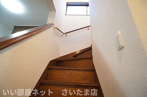 階段部分クロス張り替えしました。手摺もあるので上り下りにご使用いただけます。
