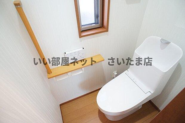 1F温水洗浄便座付きのトイレです。リモコンはセパレートタイプになっています。