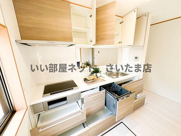 食洗器付きのシステムキッチンです。吊戸棚がありキッチン周りのお荷物の収納に役立ちます。