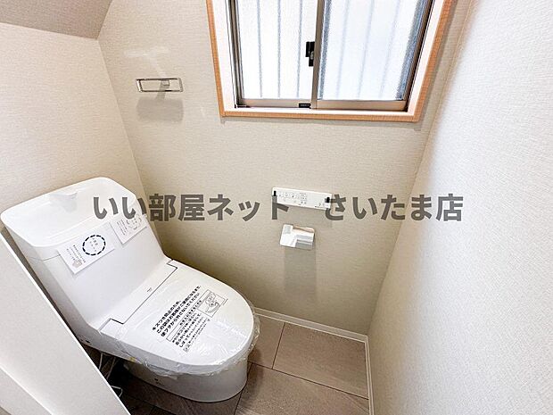 温水洗浄便座付きのトイレに新品交換しています。リモコンもセパレートタイプなのでお手入れもラクラクです。