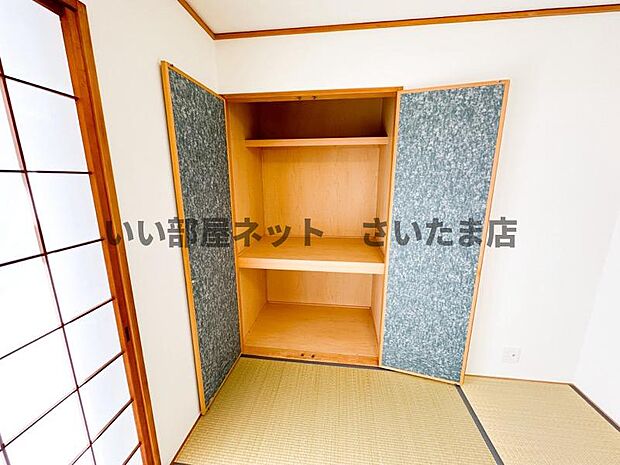 和室にある押し入れです。中棚と枕棚があり、分けて収納できるようになっています。来客用の布団や座布団を収納していただくことも可能です。