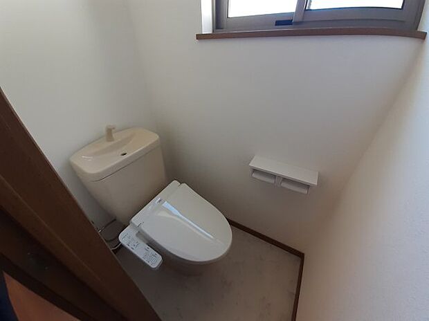 1階トイレTOTOの新品の温水洗浄便座に入れ替え済。壁クロス張替え、床はCFシート張替え済。