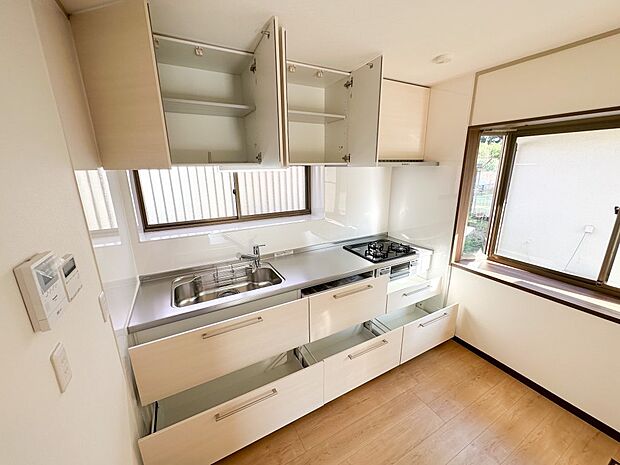 吊戸棚付きのキッチンです。正面と側面にも窓があり、日中のお料理時の明り取りになります。