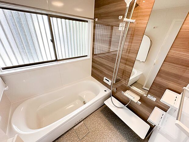 浴室は「2023年度、プロ315名がおすすめする人気バスランキング（※リフォーム産業新聞調べ）」第1位に選ばれたTOTO製の新品のユニットバス(サザナ）に交換しました。