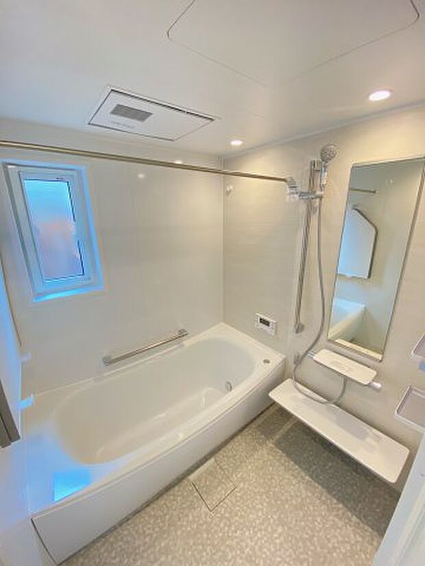 浴室の床は冷気をシャットアウトする、W断熱構造で、翌朝にはカラリと乾きお掃除ラクラクです♪　また、保温性の高い魔法びん浴槽は光熱費の節約に◎