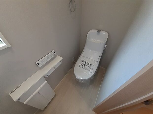 こちらは1階のトイレです。　2階にもトイレがあります。便利です。