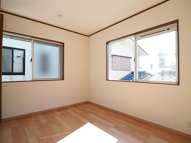 2Ｆ洋室。2面の窓設置により、採光と換気がしやすくなっております。