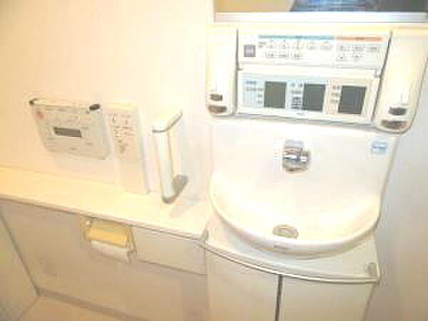 トイレ内の機器で尿糖値、血圧、体脂肪、体重の健康チェックが可能です