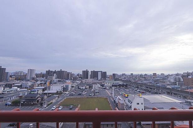現地（2023年12月）撮影 リビングバルコニーからの眺望です。