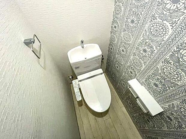 壁紙にアクセントがあるお洒落なトイレになります。