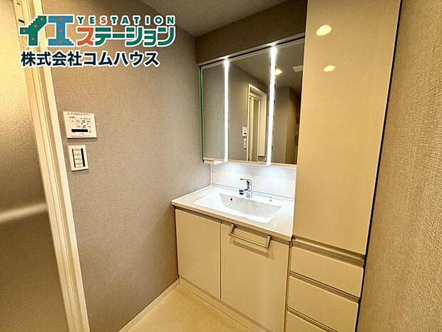 【Powder room】 明るく清潔感のある色調で纏められた洗面室は、機能性に富んだ三面鏡の洗面台と採光窓があるのが特徴です。通気性もよく、洗濯機置場も完備し、大変充実しております。