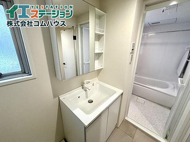 【Powder room】 パウダールームは小さなプライベート空間。歯磨き、洗顔、身だしなみと毎日施す個人空間。