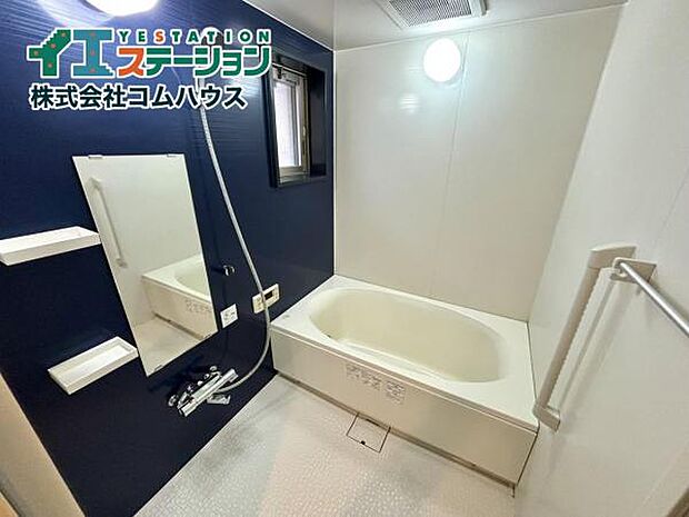 【Bathroom】 1日の疲れを癒すユニットバス。柔らかな曲線で構成された半身浴も楽しめるバスタブが心地よさをもたらします。