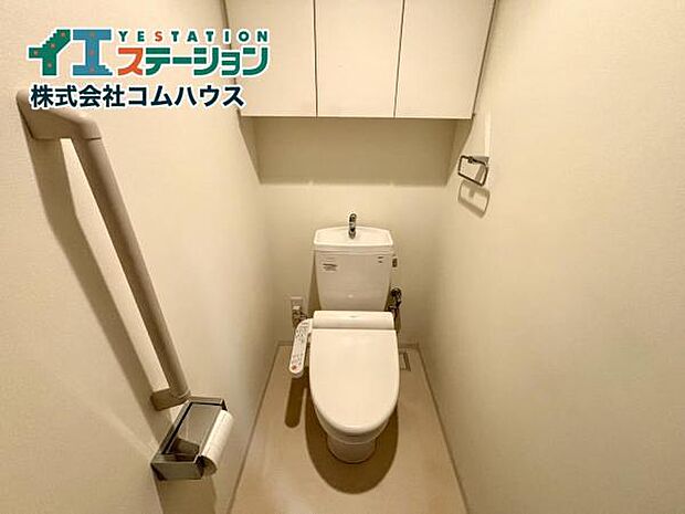 【Toilet】 いつまでも清潔な空間であって頂けますように、目に留まるだけではなく、汚れをふき取り易いフロアと壁紙をチョイスいたします。