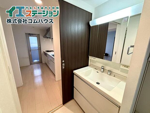 【Powder room】 パウダールームは小さなプライベート空間。歯磨き、洗顔、身だしなみと毎日施す個人空間。