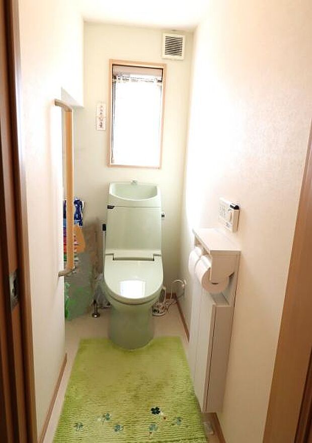 1階トイレ、トイレの奥は収納庫付