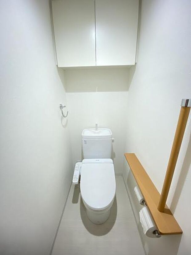＜2024年3月末撮影＞☆収納棚も付いた清潔感のあるトイレはウォシュレット付です便利な2連ホルダー☆