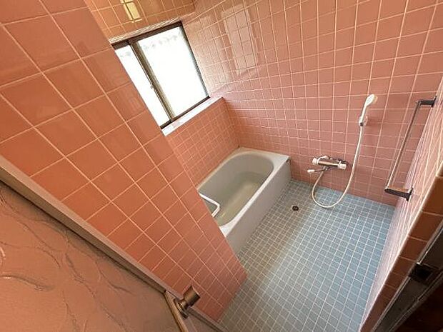 採光窓のある明るい色調の浴室です